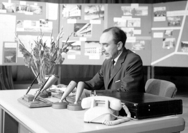 خاطرات علم: علی امینی خائن به زور کندی بر سر کار آمد/ به هویدا گفتم فِسفس کردن شما کارها را مشکل میکند خاطرات علم: علی امینی خائن به زور کندی بر سر کار آمد/ به هویدا گفتم فِسفس کردن شما کارها را مشکل میکند